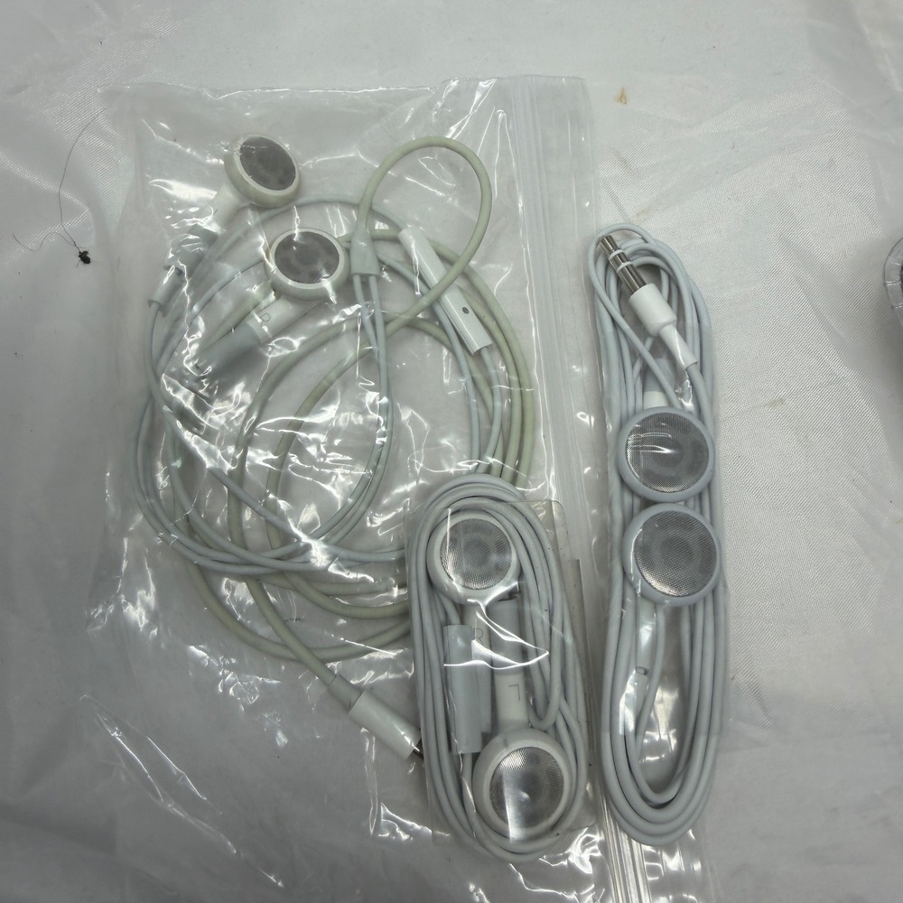 Lot of 3 authentic apple ipod iphone White Wired Earbuds with 3.5mm Jack Mic